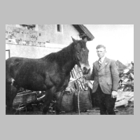 080-0063 ......, dafuer aber spaeter viel reiten. Fritz Lau mit seinem Pferd.jpg